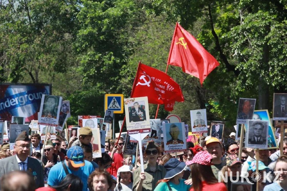 "Это наша сила": 120 тыс. человек пришли на "Бессмертный полк" в Алматы