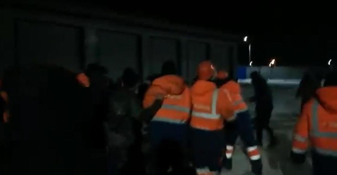 Казахстанские рабочие подрались с таджикскими на стройке в России (видео) Казахстанские рабочие подрались с таджикскими на стройке в России (видео)
