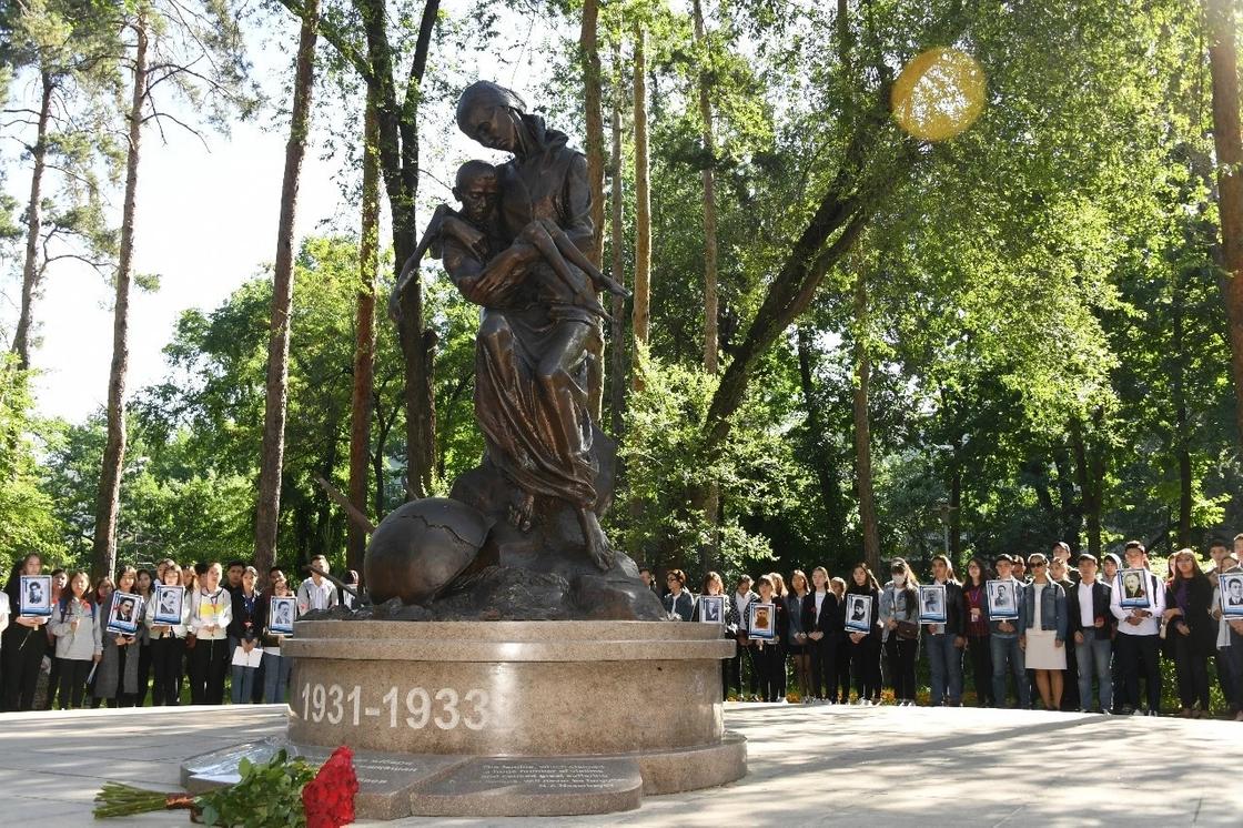 Байбек возложил цветы к памятнику жертвам голода 1931-1933 годов