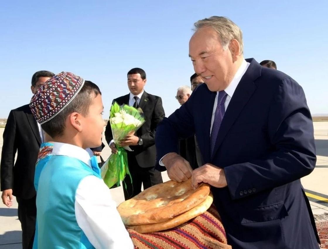 Как Назарбаева встретили в Туркменистане (фото)