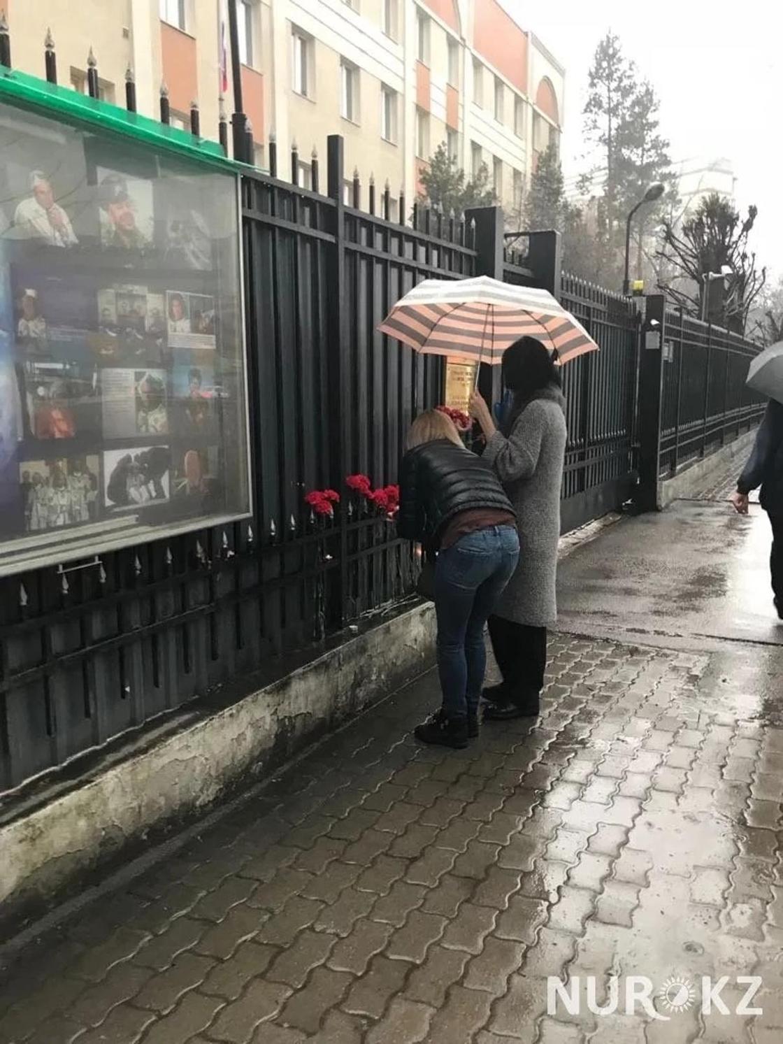 Трагедия в Кемерово: алматинцы несут цветы к посольству России