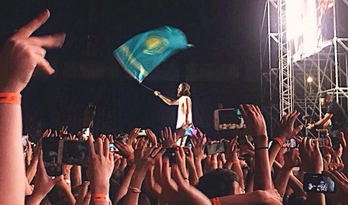 Казахстанцы страстно целовались, ожидая концерт 30 Seconds to Mars (фото, видео)