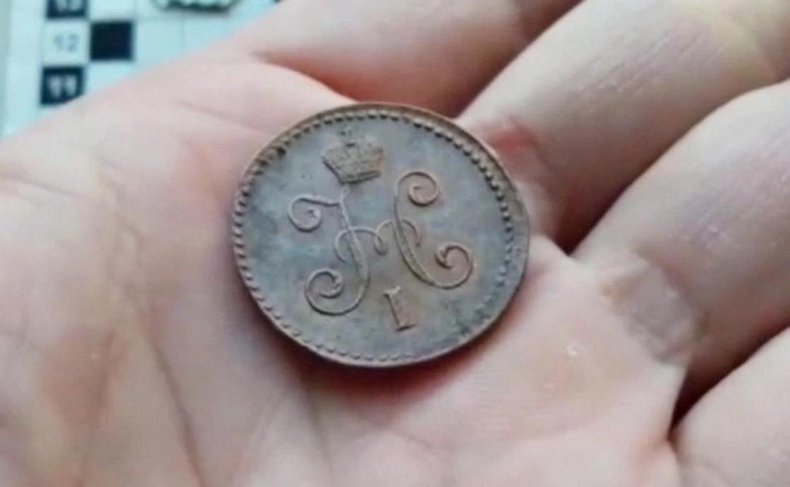 Житель Семея нашел царские монеты во время ремонта в доме
