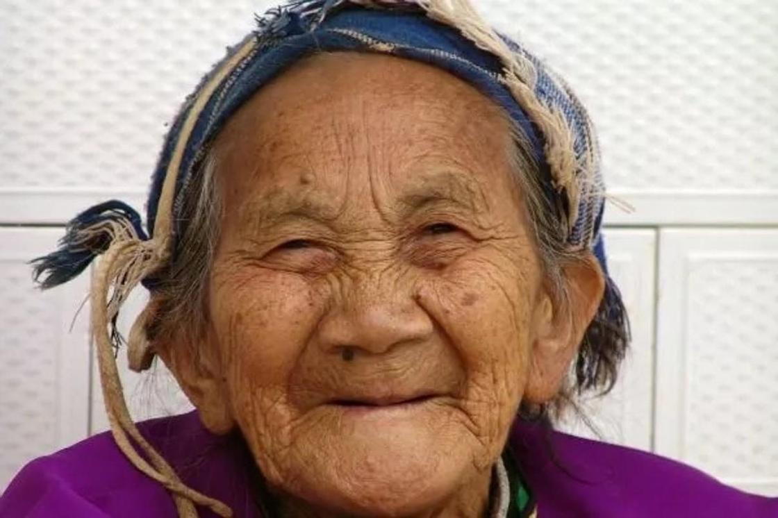 Бабушка азиат