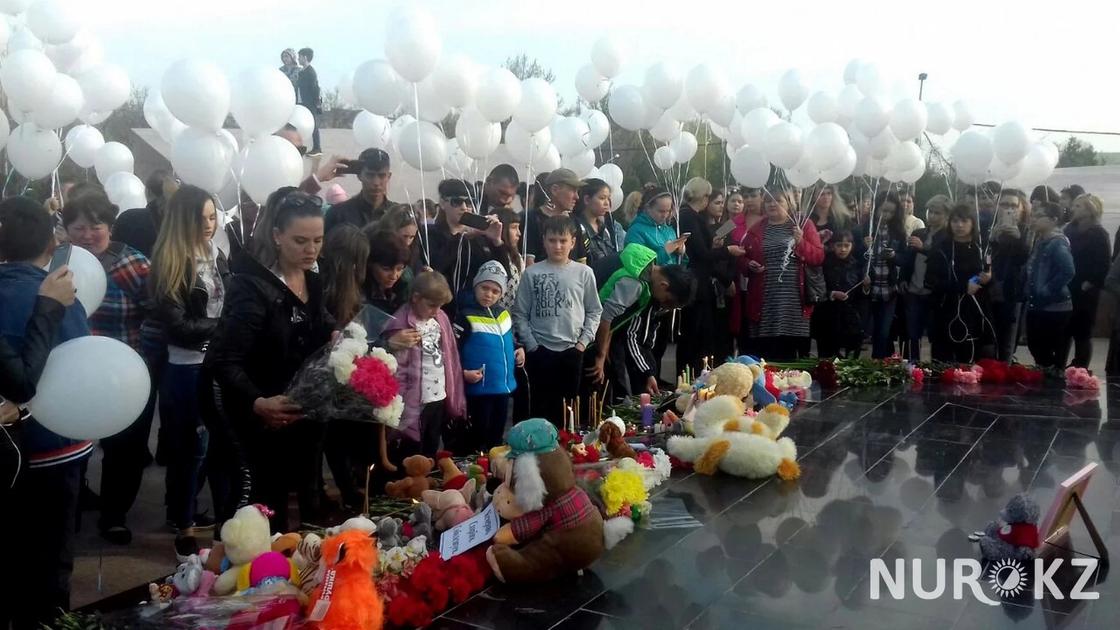 В городах Казахстана запускают белые шарики в память погибших в пожаре