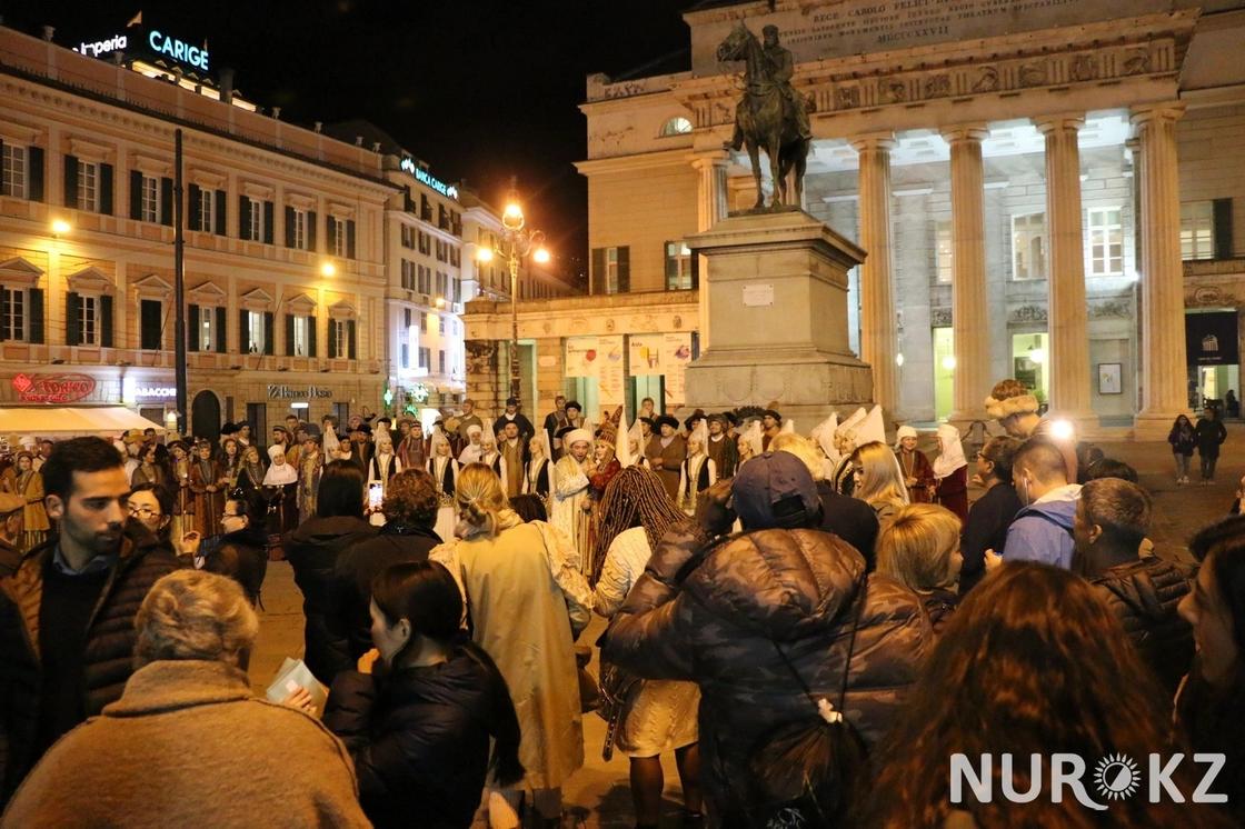 Поющие песню Абая казахи вызвали ажиотаж в итальянской Генуе (фото, видео)