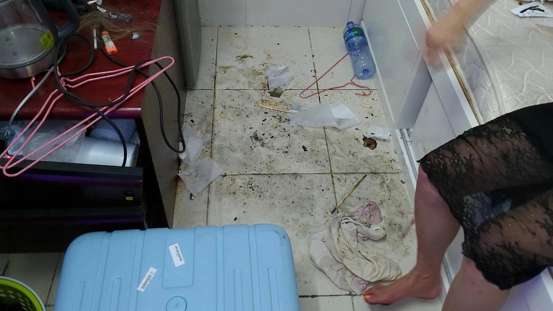 По сообщению рекрутинговой компании казахстанка употребляла в своей комнате наркотики и вела себя неадекватно. Фото читателей NUR.KZ