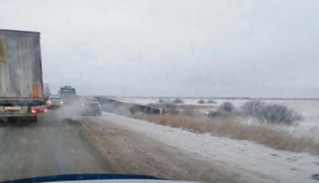 Автобус с 46 казахстанцами упал в кювет в России (фото)