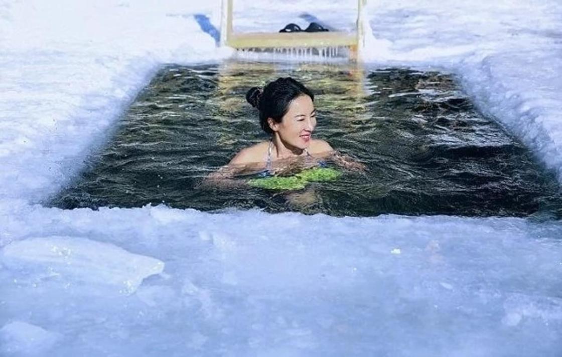 50-летняя китаянка в купальнике устроила откровенную фотосессию на Байкале