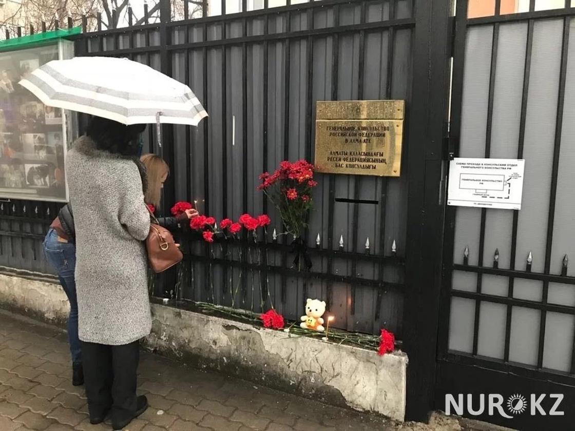 Трагедия в Кемерово: алматинцы несут цветы к посольству России