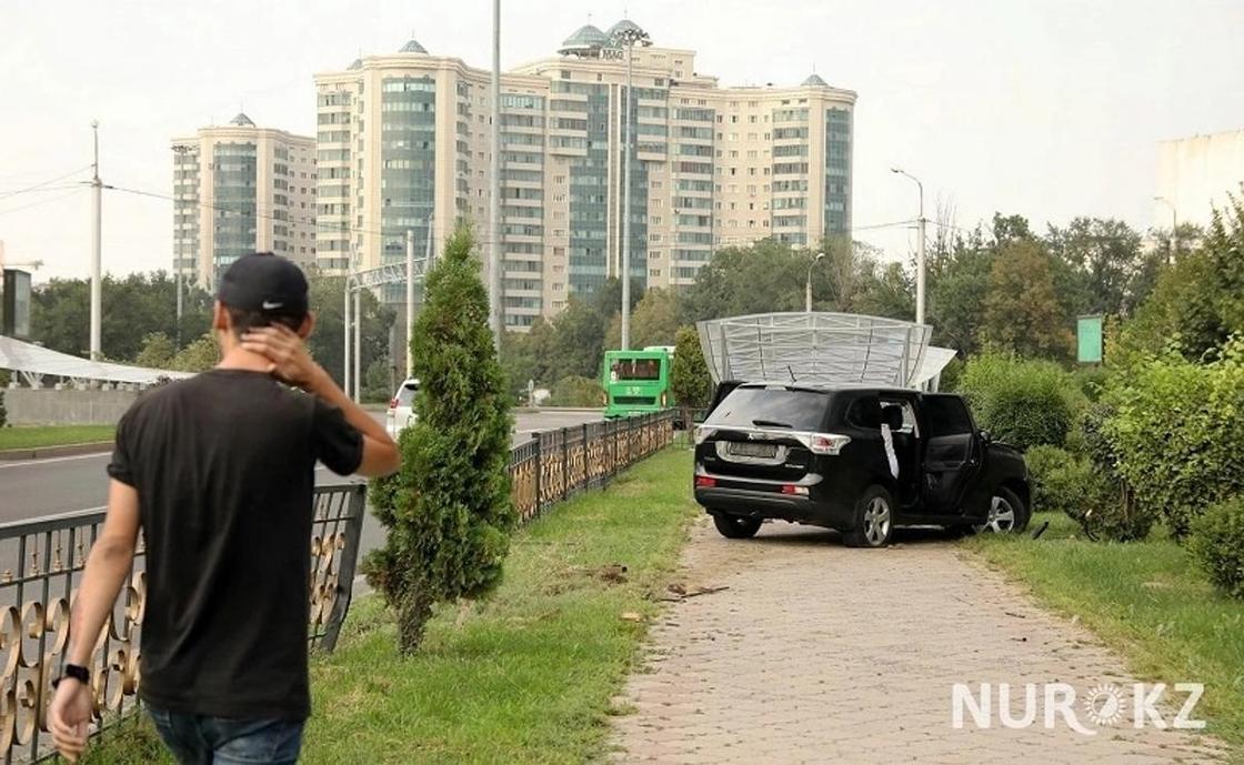 Автоледи попала в ДТП и снесла забор в центре Алматы (фото)