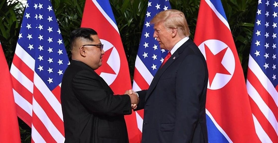Дональд Трамп и Ким Чен Ын впервые встретились лично