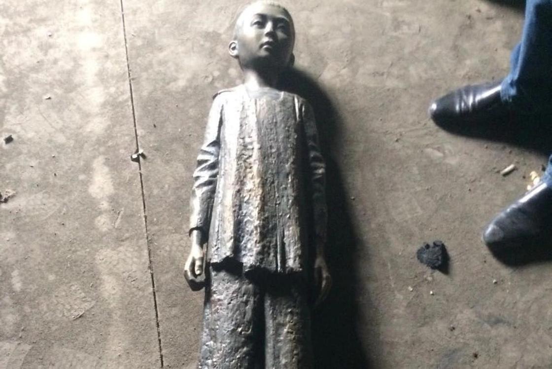 Бронзового мальчика из памятника голодомору вновь похитили