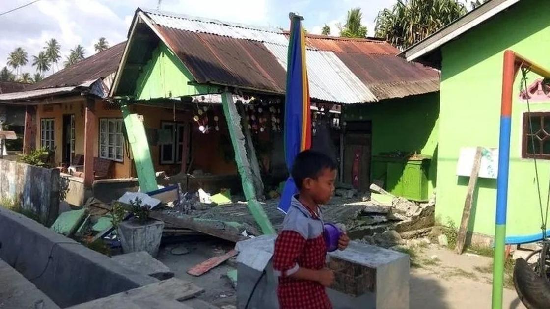 Землетрясение и цунами в Индонезии: более 800 погибших