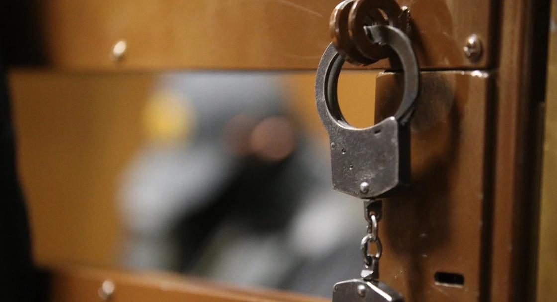 Полицейского осудили за вымогательство в Караганде