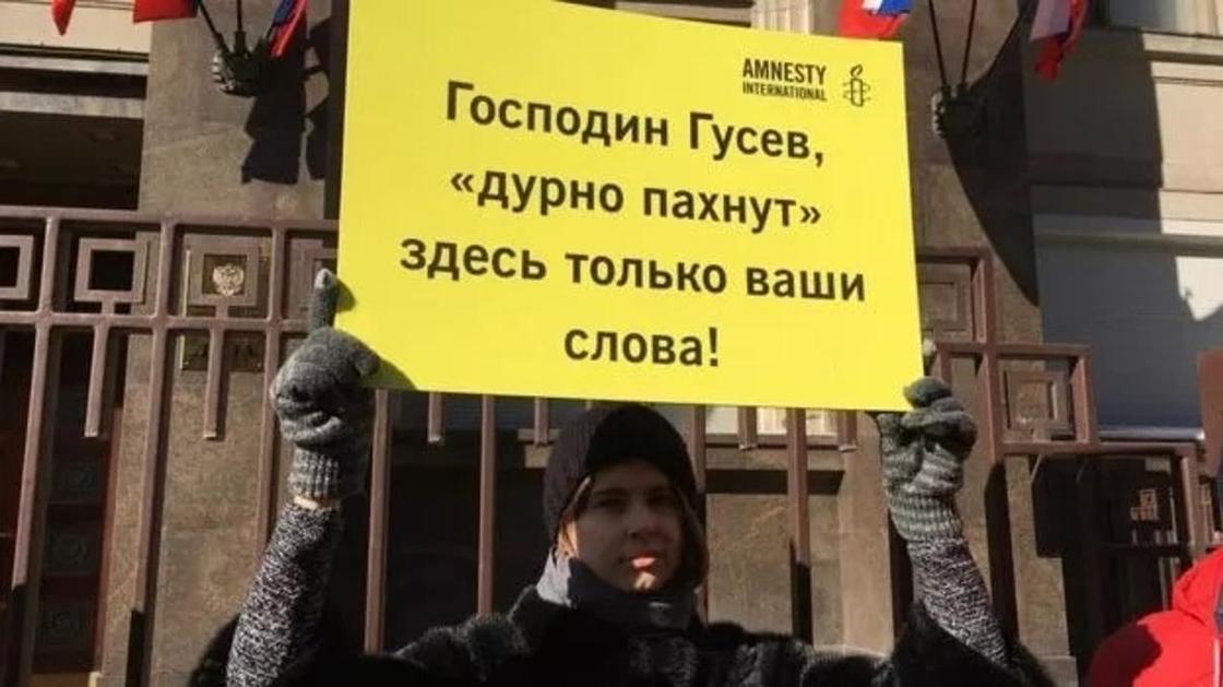 "Слуцкий, выходи, я тебя чуть-чуть потрогаю": пикеты у Думы против харассмента "Слуцкий, выходи, я тебя чуть-чуть потрогаю": пикеты у Думы против харассмента