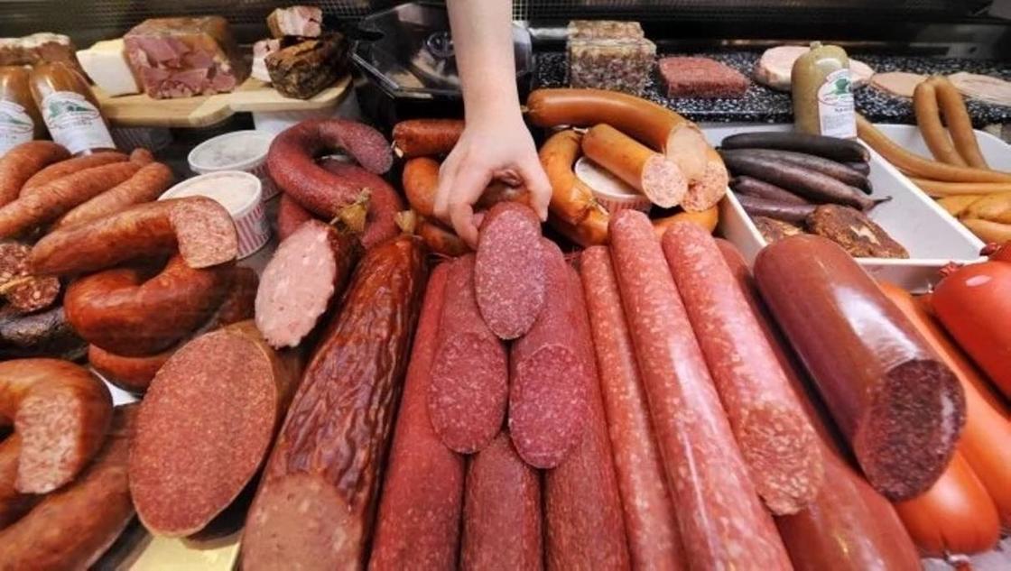 Колбасы с высоким содержанием антибиотиков и консервантов обнаружили в Казахстане