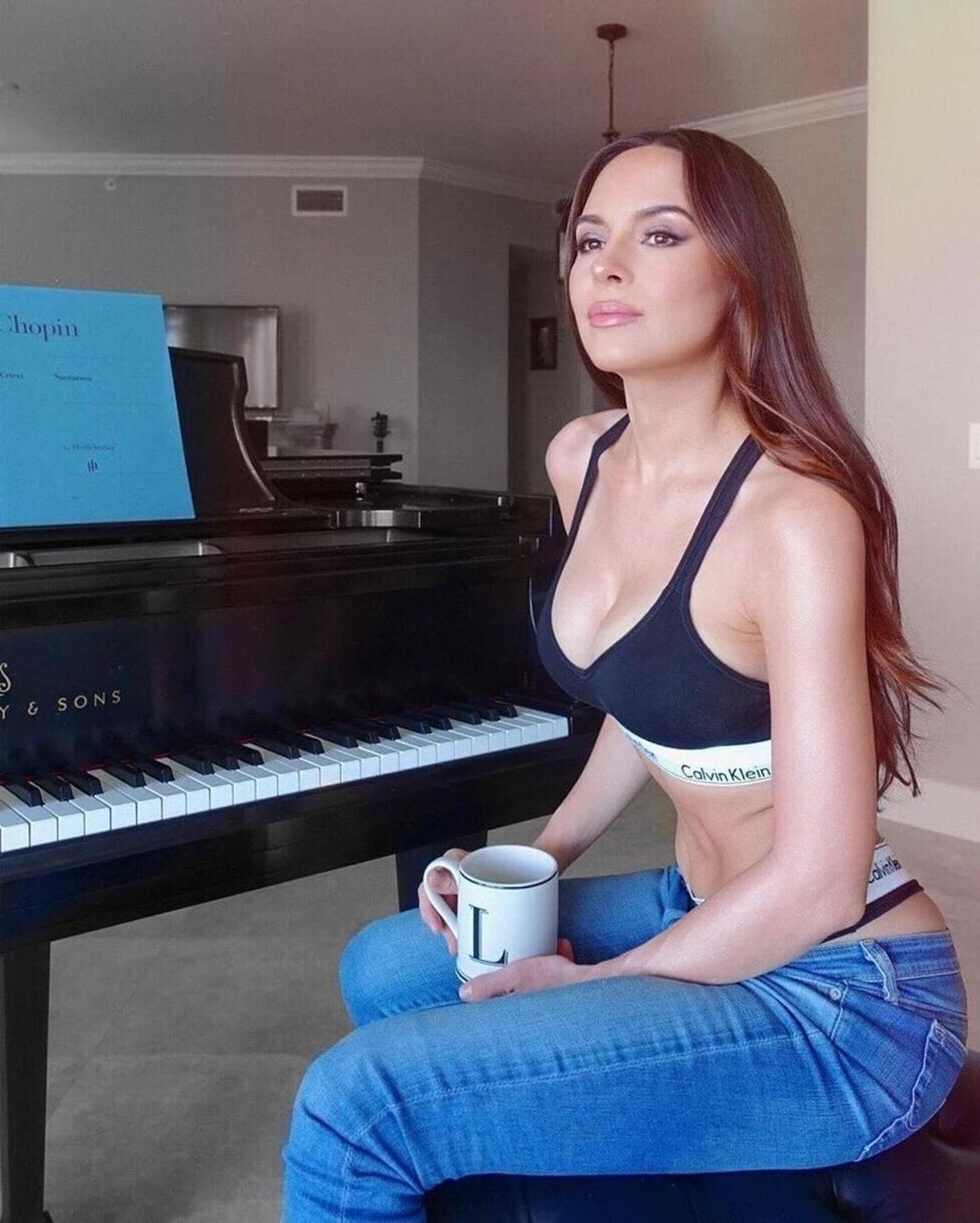 13 фото и видео Лолы Астановой - самой сексуальной пианистки в мире