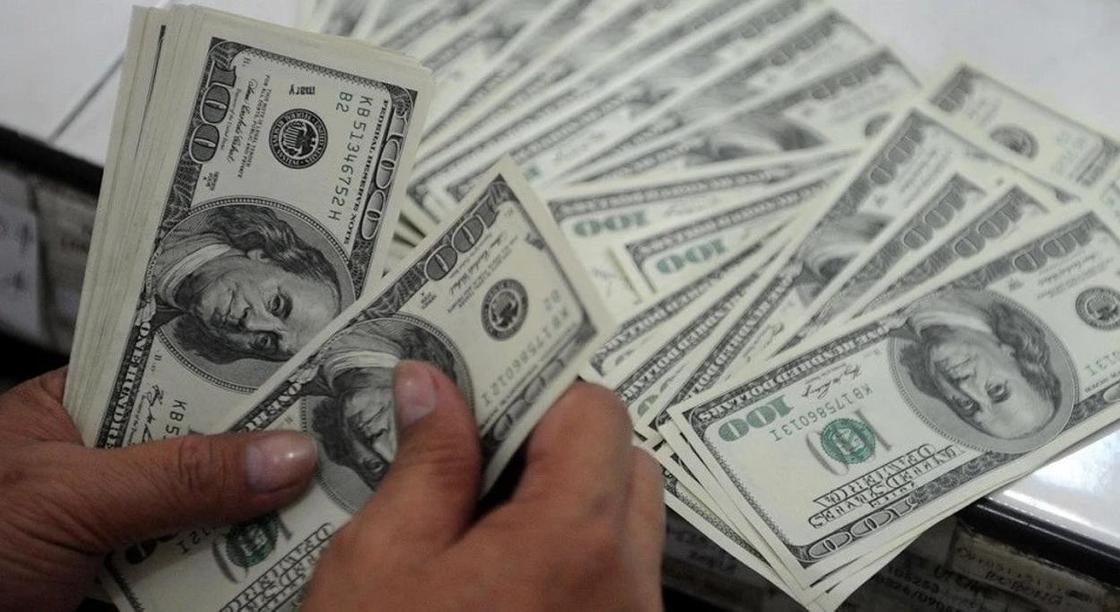 Доллар превысил 350 после падения рубля в казахстанских обменниках