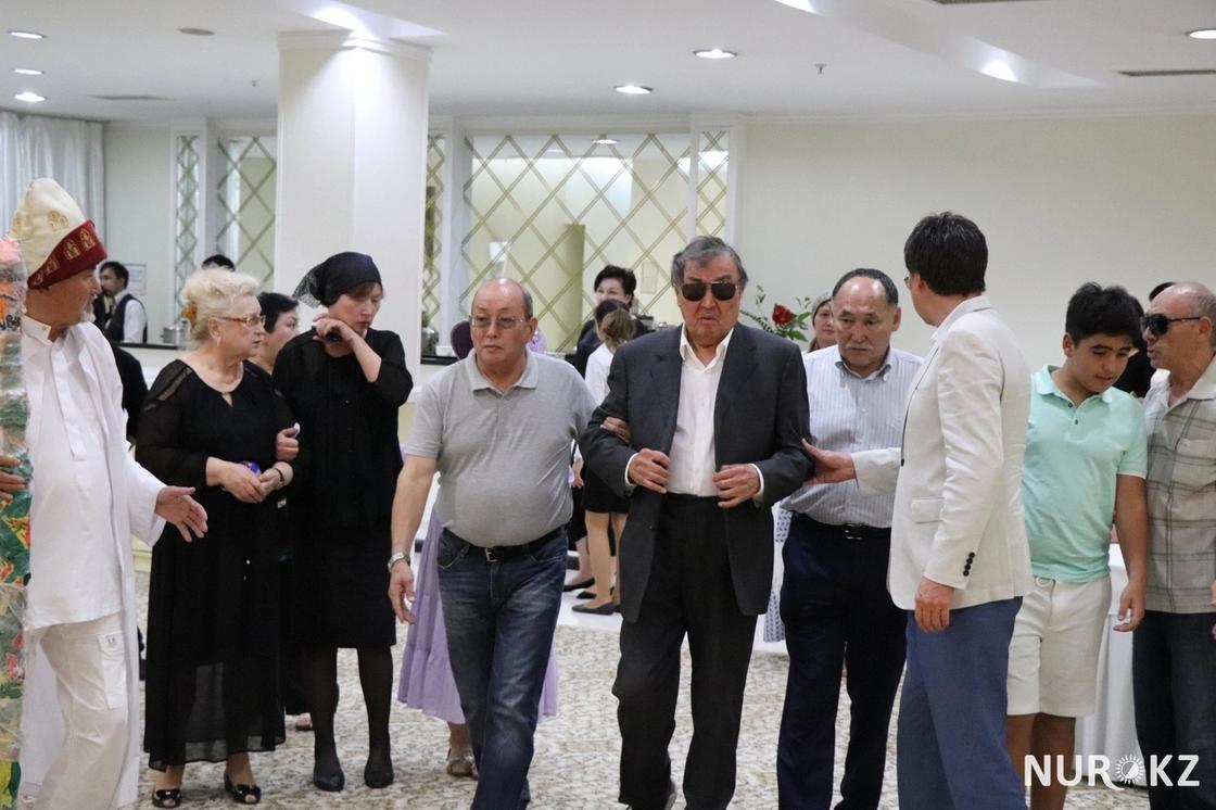 Известные казахстанцы пришли выразить соболезнования Олжасу Сулейменову в связи с гибелью внука (фото, видео)