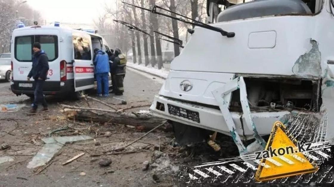 Мужчина вылетел в окно: 8 человек пострадало в ДТП с автобусом в Алматы