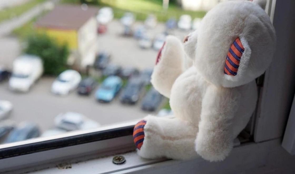 Двухлетний ребенок выпал из окна 5 этажа в Рудном