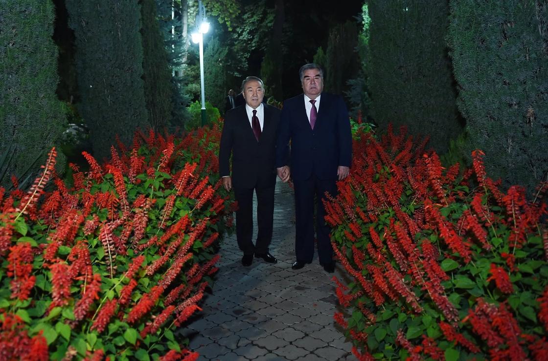 Рахмон показал Назарбаеву, Путину и Лукашенко свои арбузы(фото, видео) Рахмон показал Назарбаеву, Путину и Лукашенко свои арбузы(фото, видео)