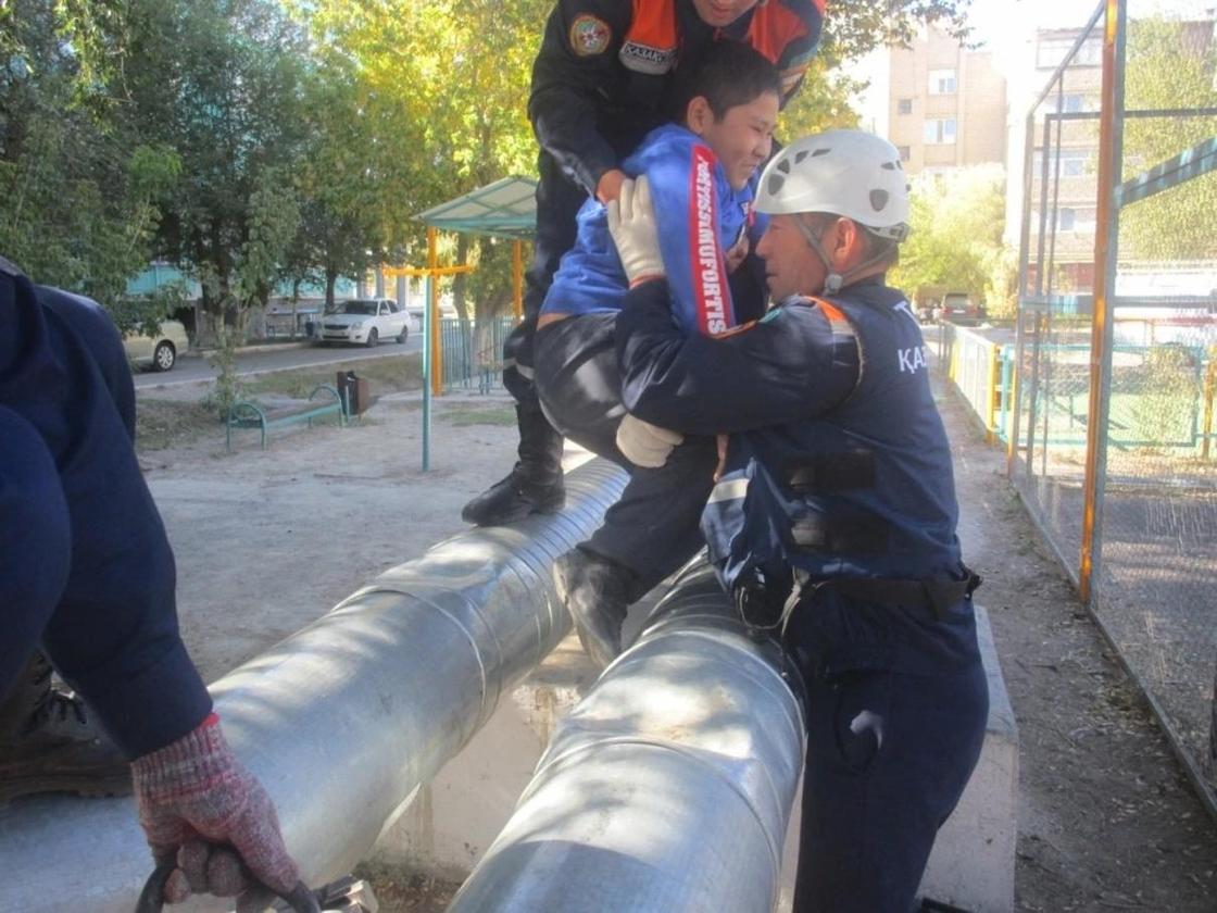 Подросток застрял между трубами теплотрассы в Кызылорде (фото)