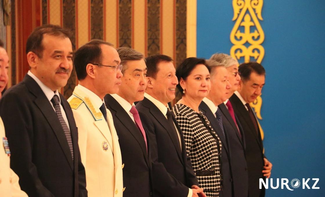 34 военных мужчины и одна дама: Нурсултан Назарбаев вручил воинские звания и награды