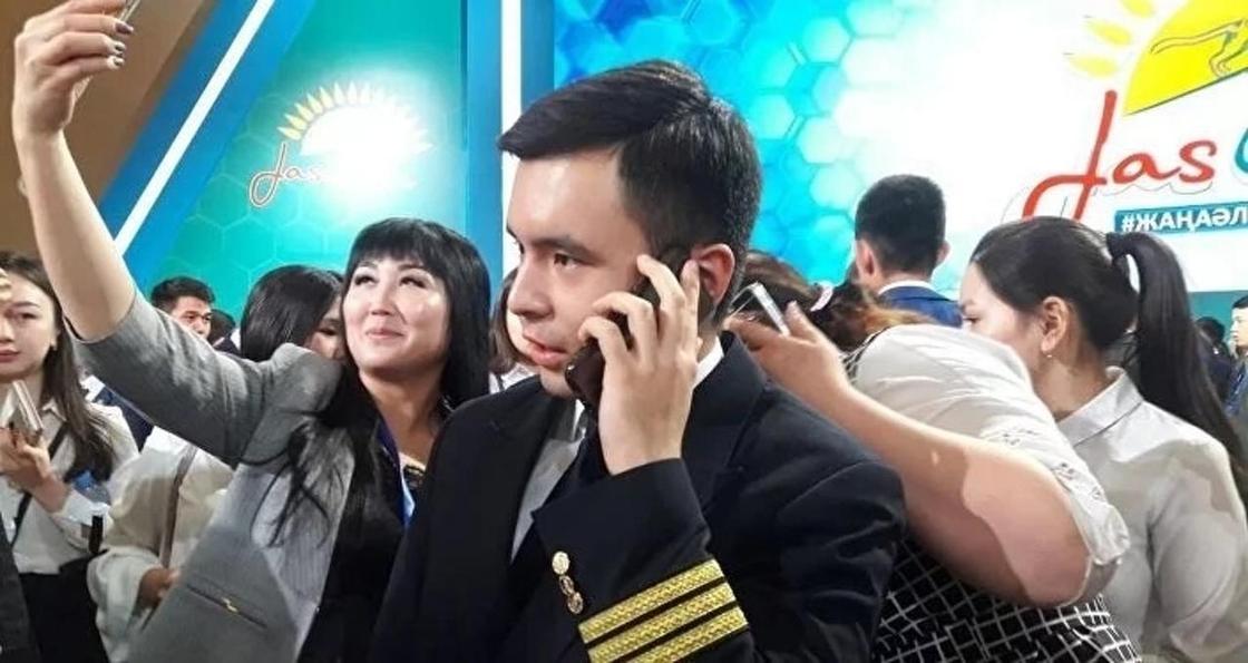 Молодые пилоты-близнецы из «Эйр Астаны» стали звездами форума «Жас Отан» (фото)