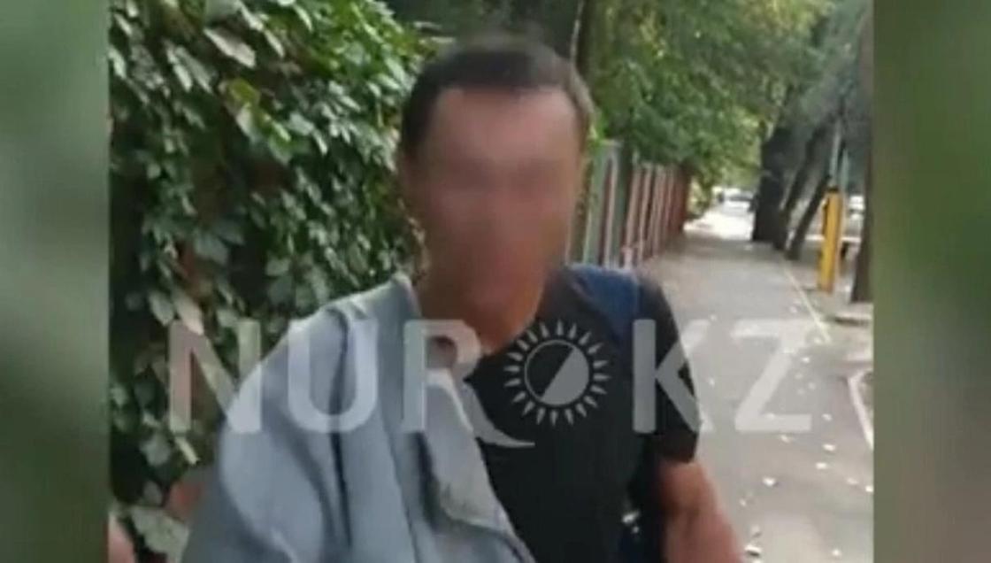 «Я видела его член»: девушку с дочкой напугал раздетый мужчина в центре Алматы