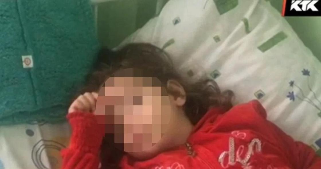 "Апайка побила": Трехлетняя девочка попала в реанимацию после похода в детсад под Алматы