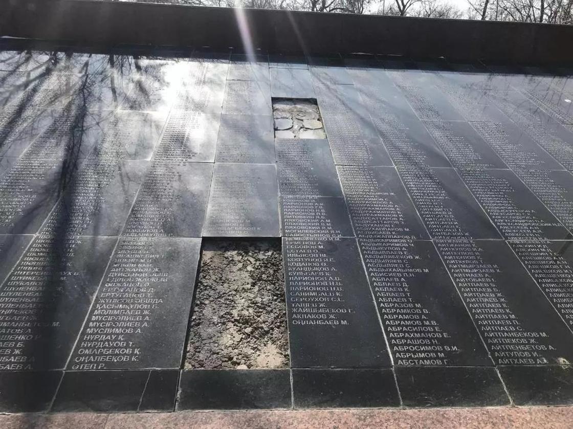 В Шымкенте пострадал от вандалов мемориал Славы (фото)