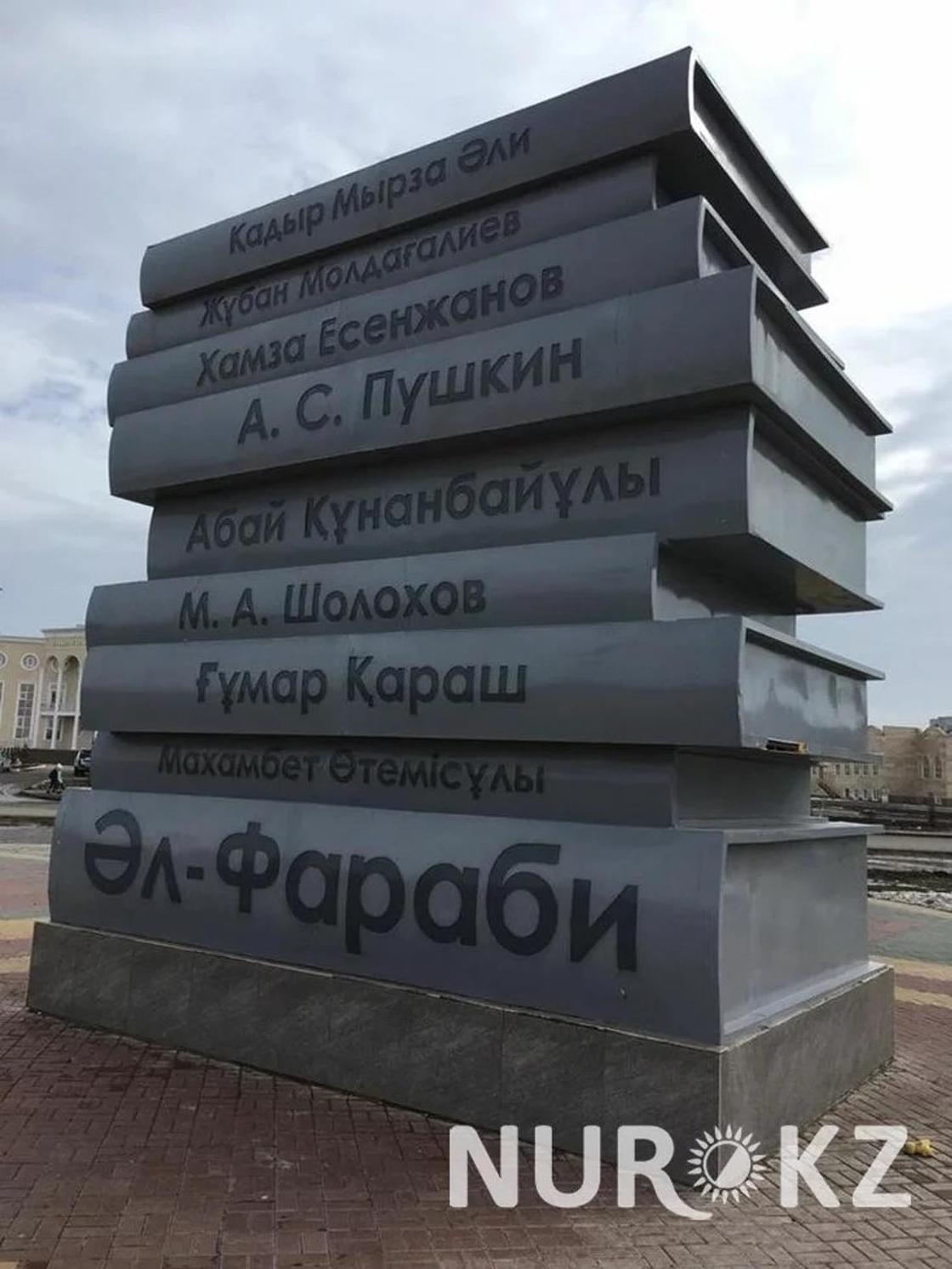 Флагшток на площади имени Президента разваливается в Уральск