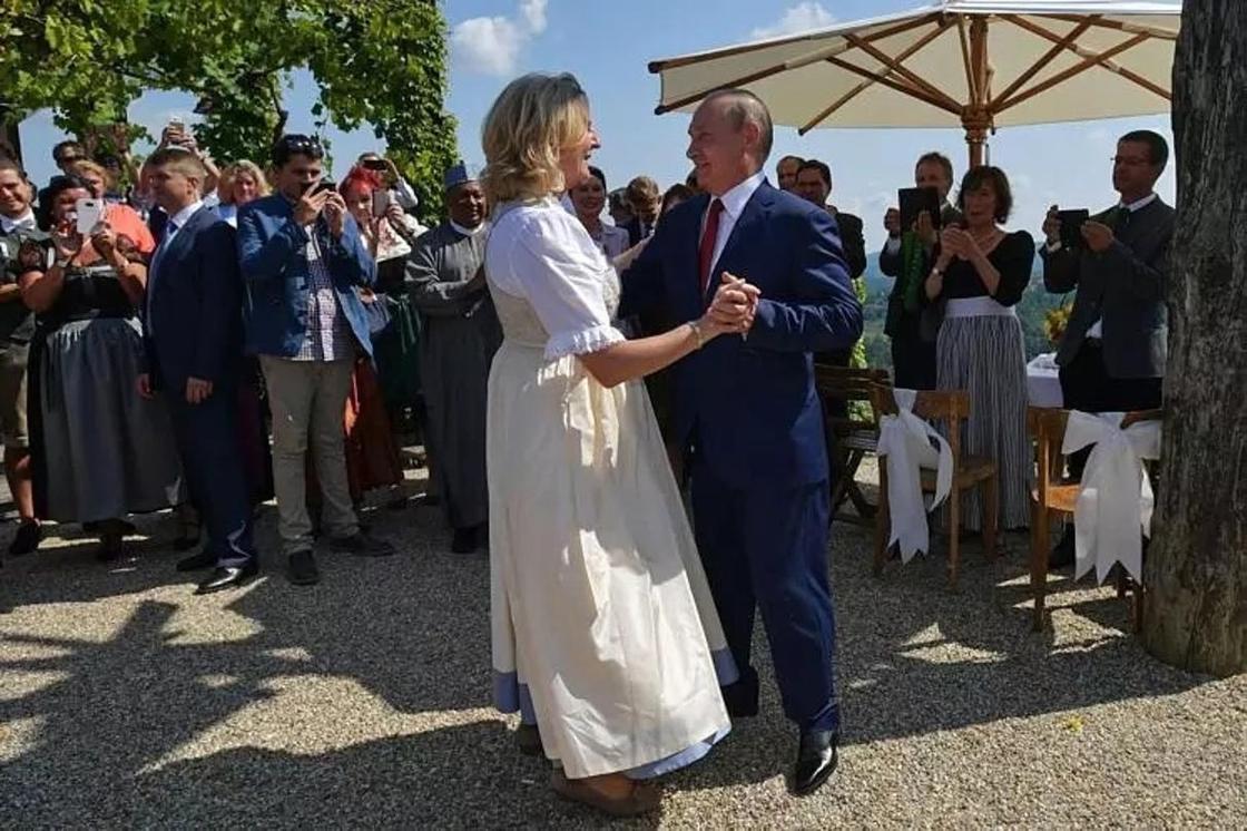 Глава МИД Австрии оправдалась за приглашение Путина на свадьбу