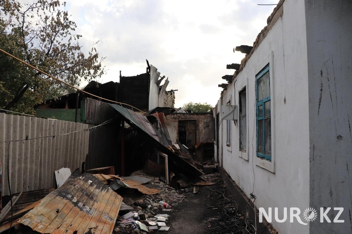 10.08 Алматинцы живут прямо на улице в центре города после того, как сгорел их дом