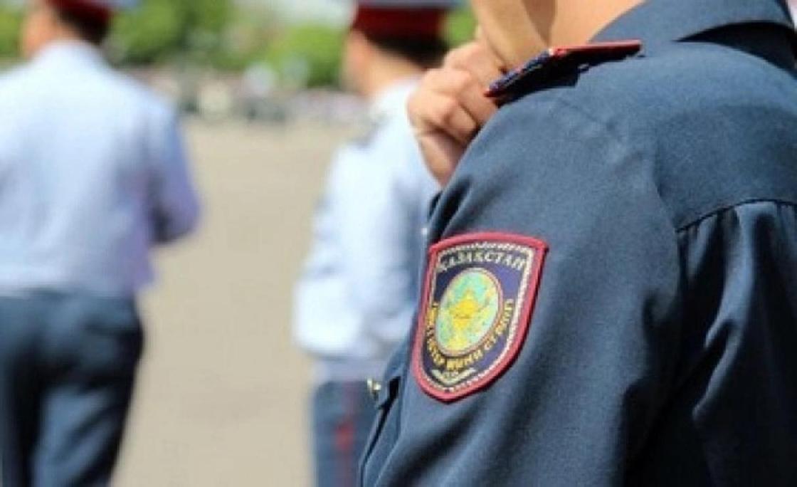 Полицейские ЮКО требовали откуп с гражданина Узбекистана, находившегося в розыске за убийство
