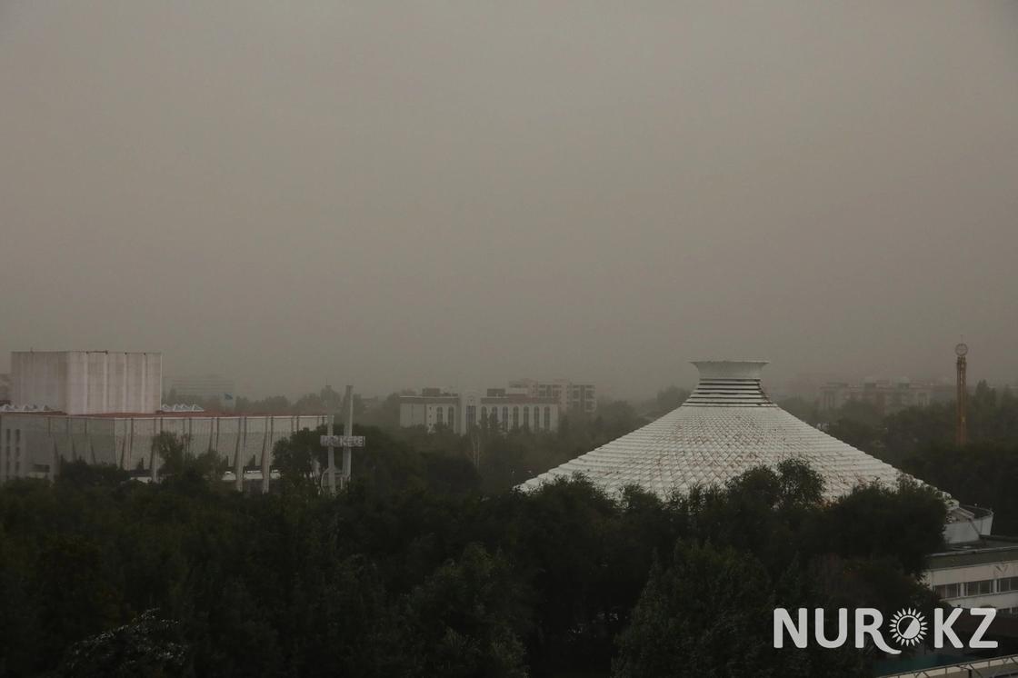 Мощный ураган с ливнем обрушился на Алматы (фото)