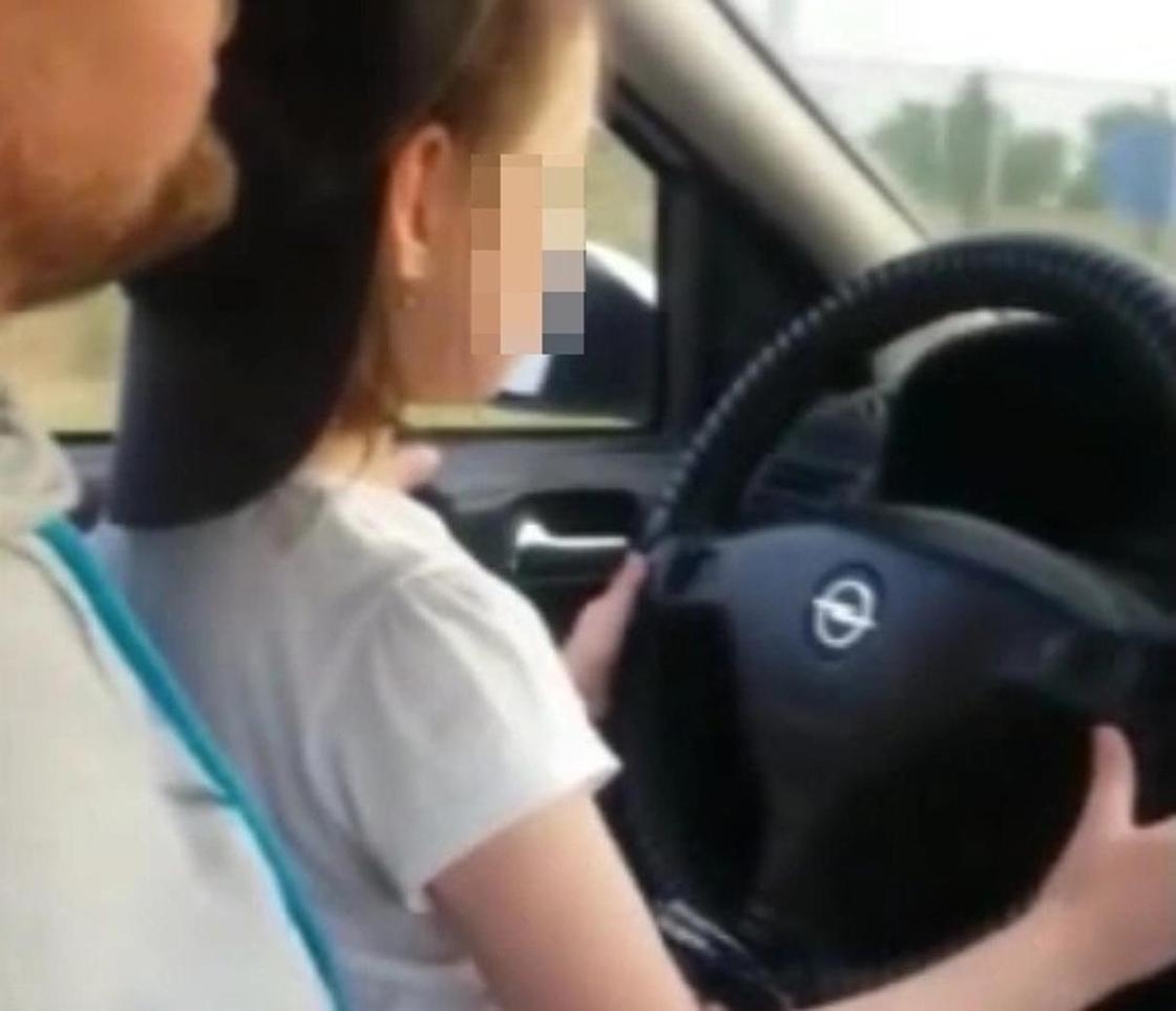 Актюбинский депутат посадил за руль своей машины малолетнюю дочь