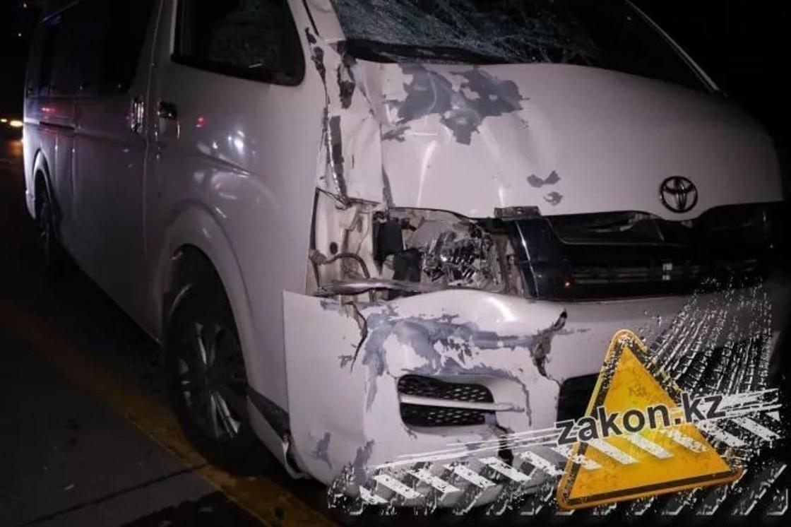 Микроавтобус насмерть сбил пешехода на Капчагайской трассе (фото, видео)