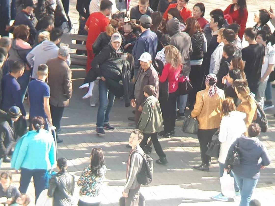 «Ужасающие женские плачи»: Батут в Астане кромсали ножами, чтобы достать детей (фото) «Ужасающие женские плачи»: Батут в Астане кромсали ножами, чтобы достать детей (фото)