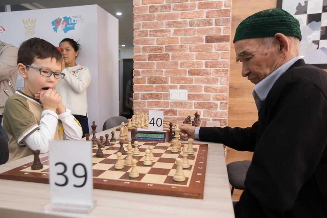 В Алматы прошел шахматный турнир «Битва поколений», посвященный Всемирному дню борьбы с инсультом