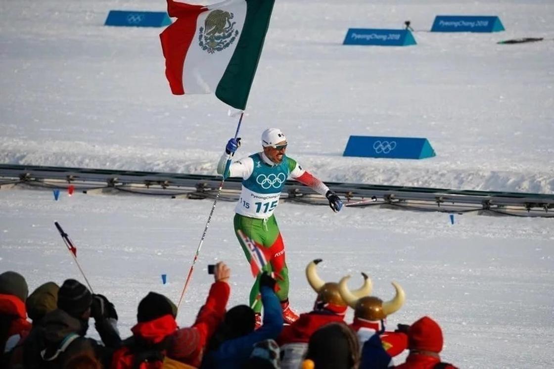 Мәреге ең соңғы болып келген мексикалық шаңғышыны жұрт төбесіне көтерді (фото)