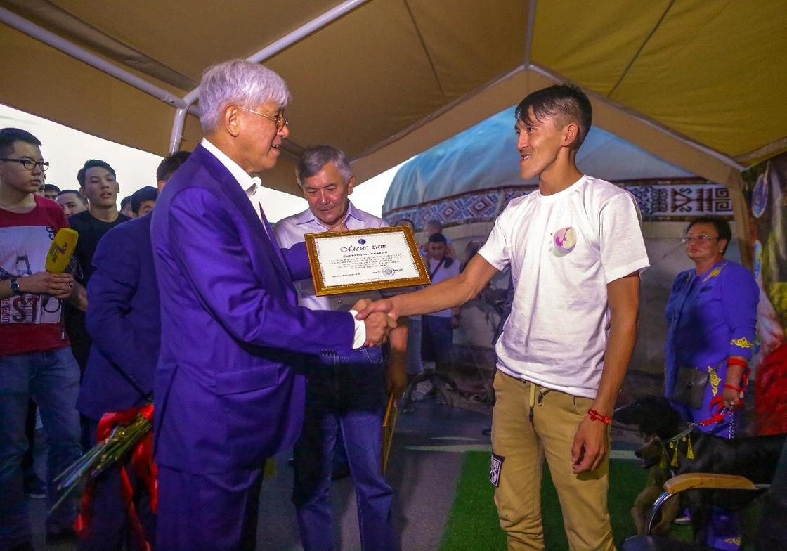 Молодой парень из Алматинской области побил рекорд Казахстана по вязанию