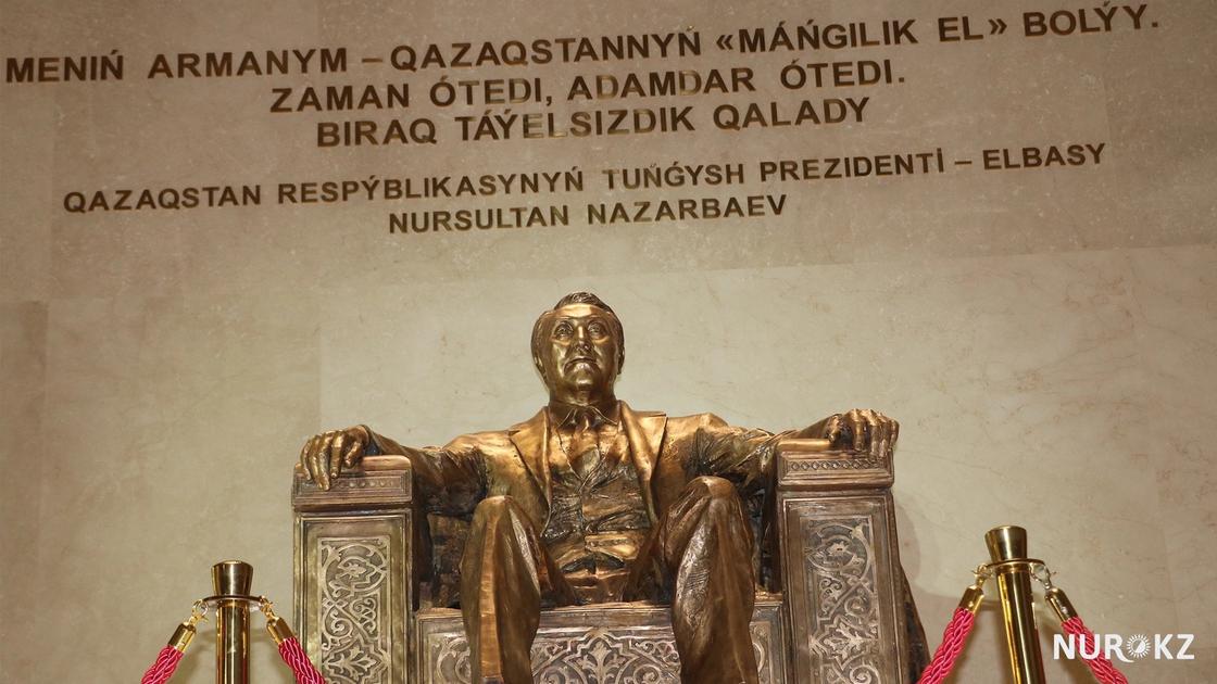 Скульптуру Назарбаева установили в Национальном музее в Астане (фото)