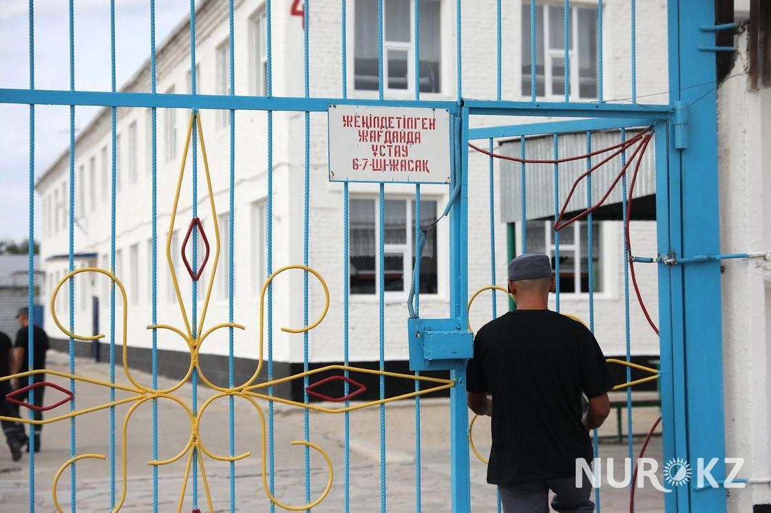 "Понятий тут нет": Как живут особо опасные преступники в лагере в Алматинской области