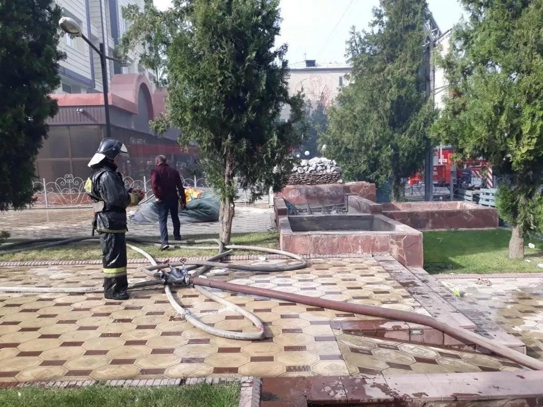 Элитное кафе загорелось в Шымкенте (фото, видео)
