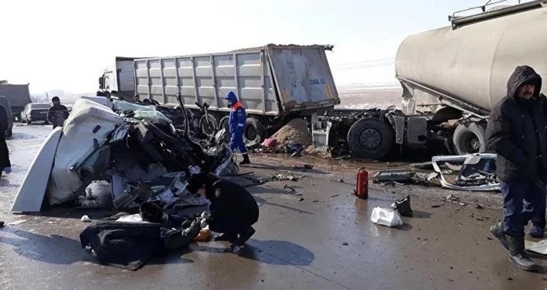 Водитель цементовоза погиб в страшном ДТП на Капчагайской трассе