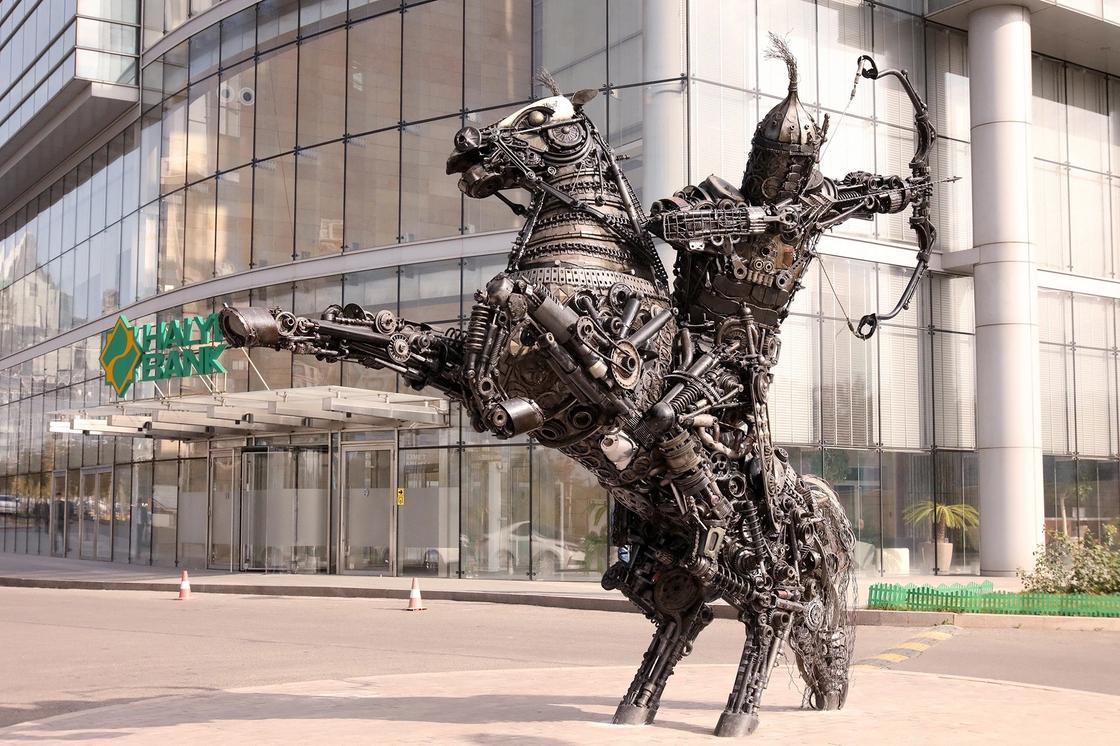 Алматинцы трут подкову скульптуры лошади, чтобы обрести счастье