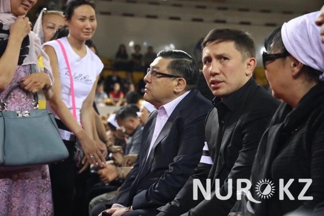 Cотни казахстанцев пришли проститься с Денисом Теном в Алматы (фото)